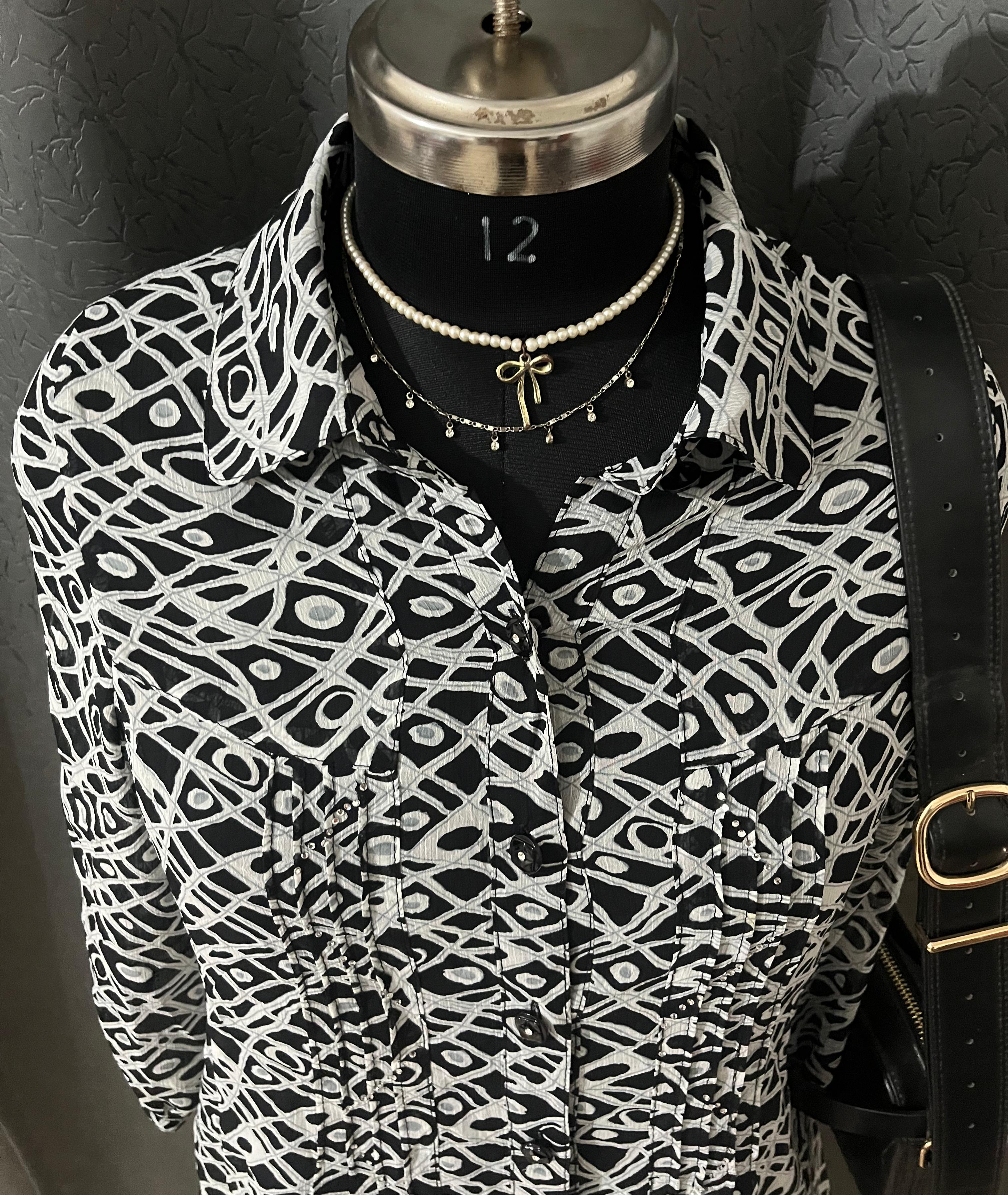 Vintage Abstract Black & White Shirt (Size M)