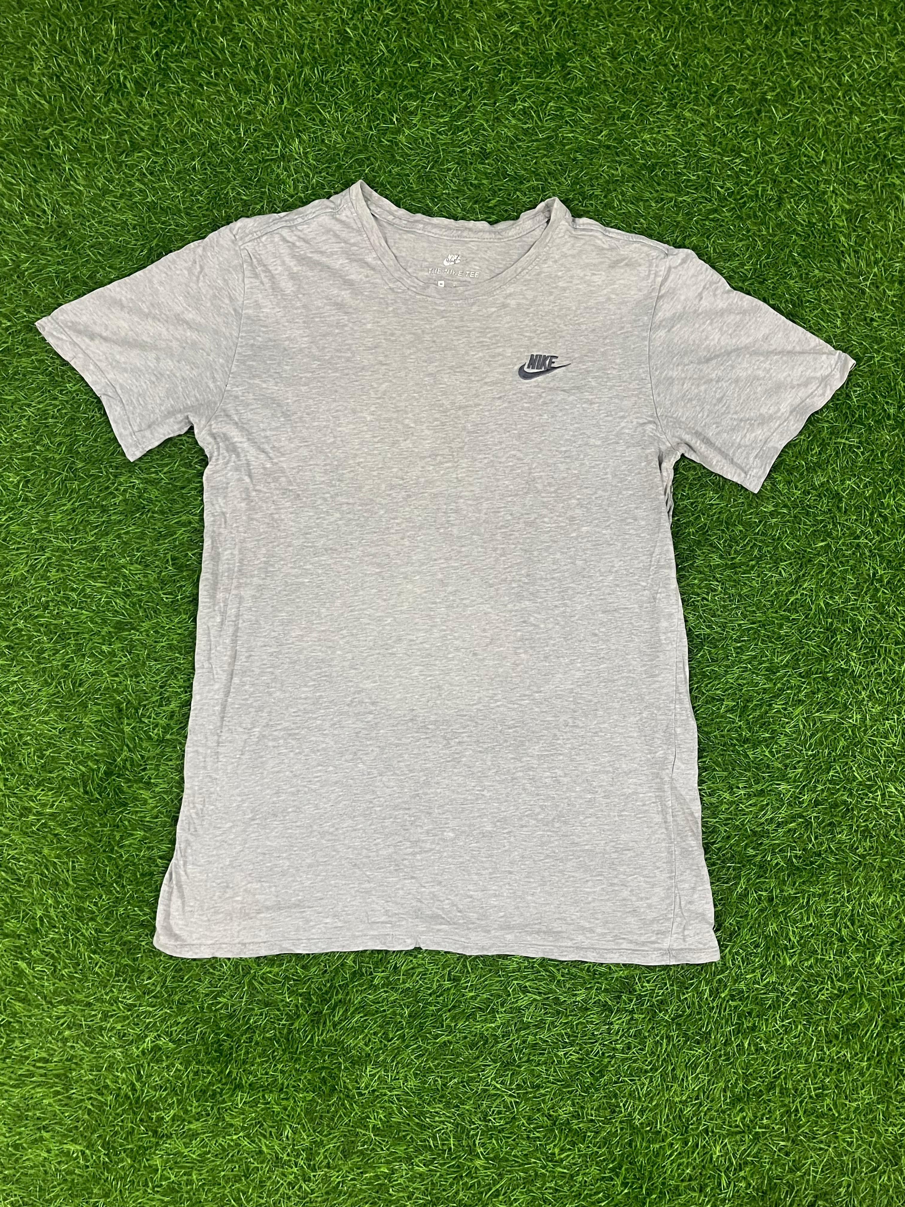 Nike Grey Essential Tee – Minimal Logo (M)