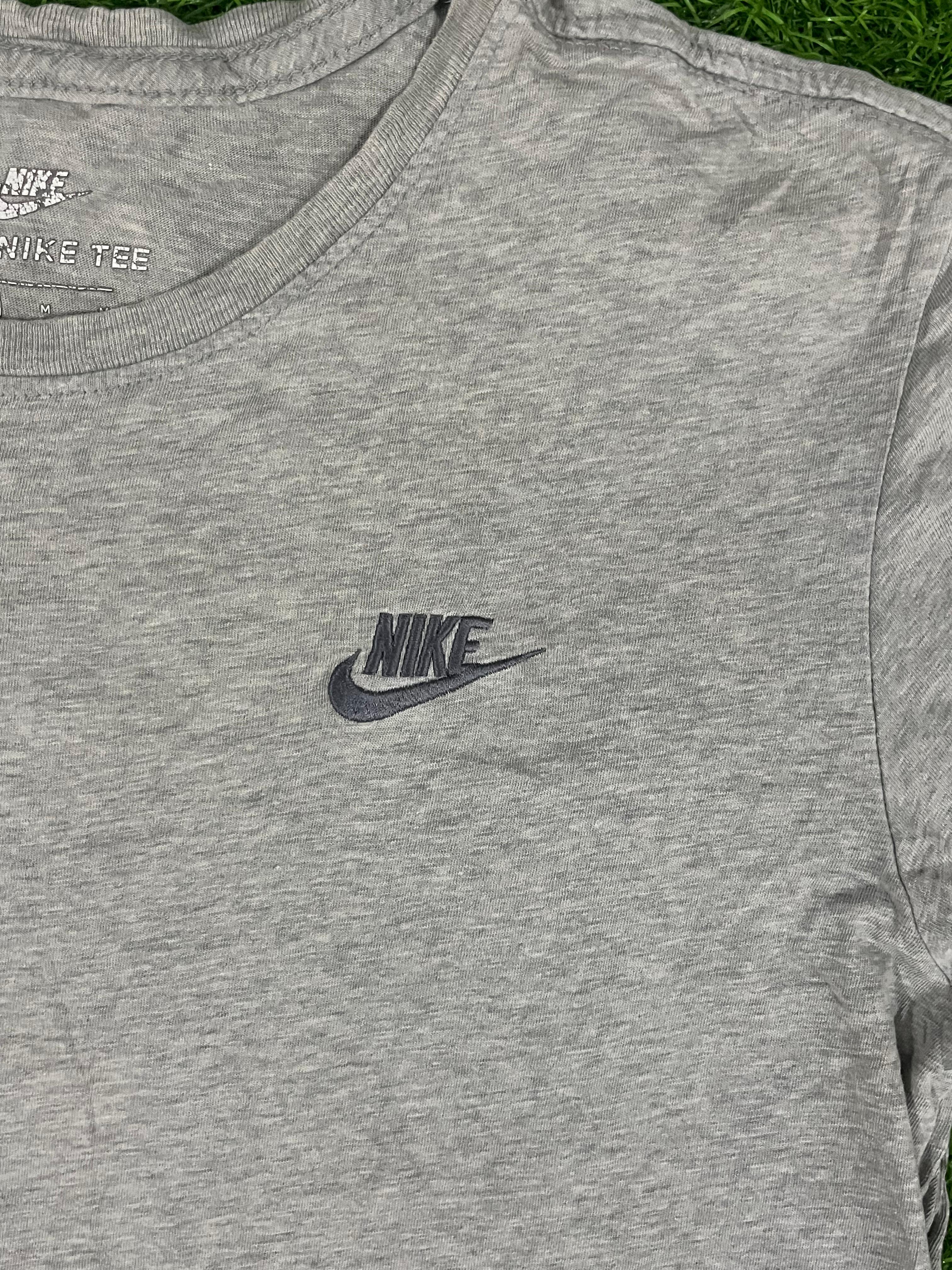 Nike Grey Essential Tee – Minimal Logo (M)