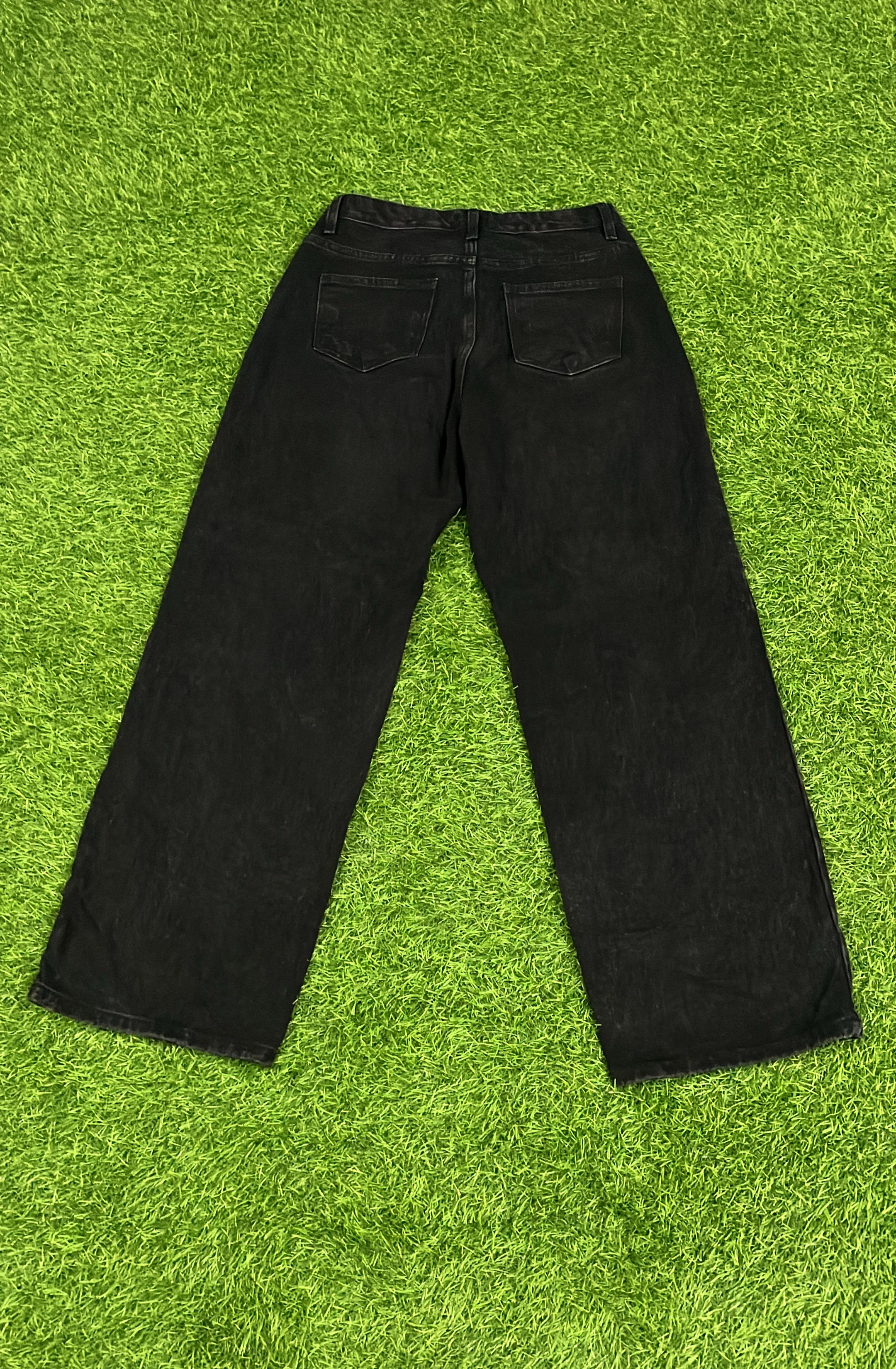 Classic Black Straight-Fit Denim – Timeless Wardrobe Staple
