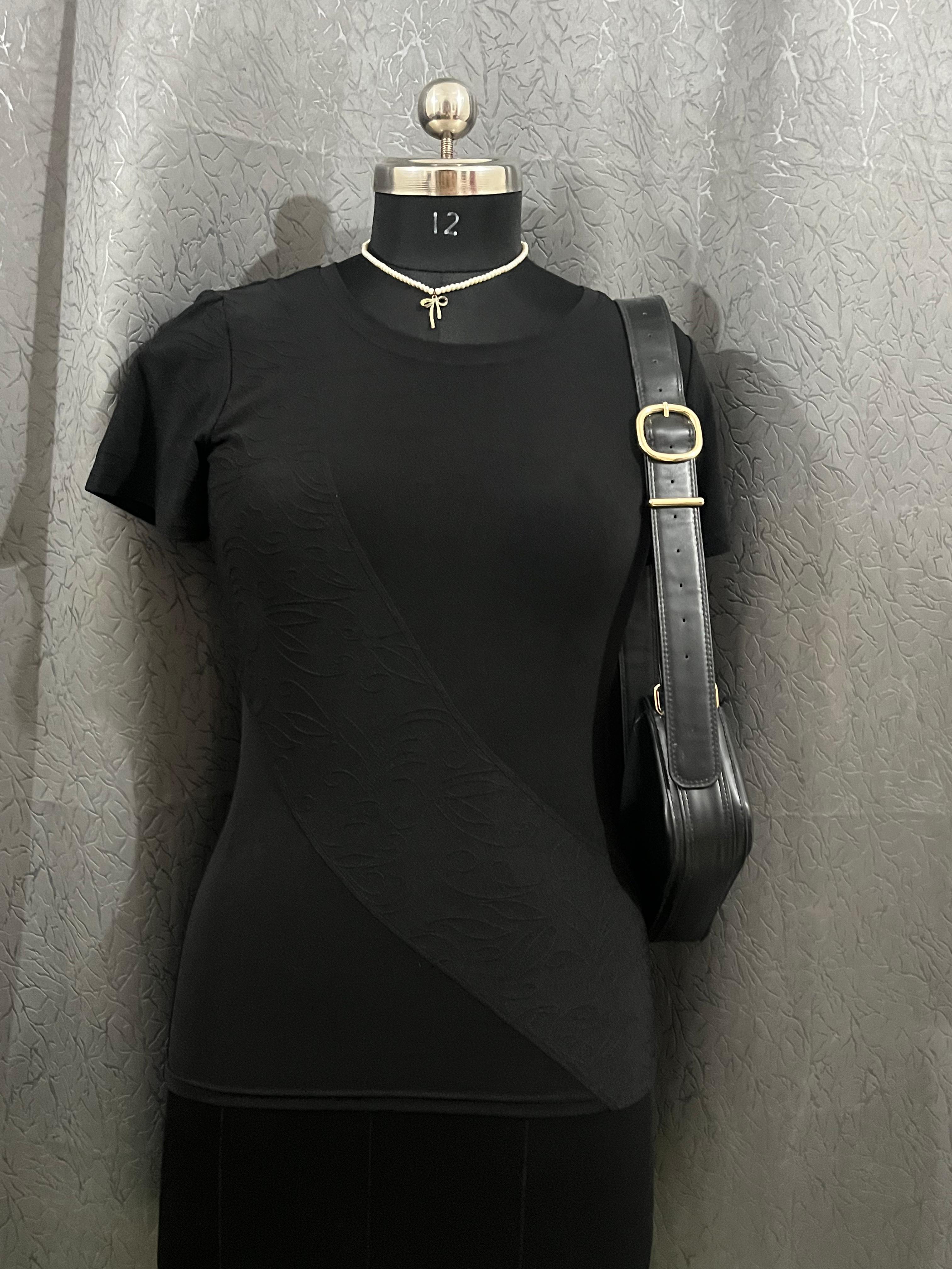 Classic Black Fitted T-Shirt (Size M)
