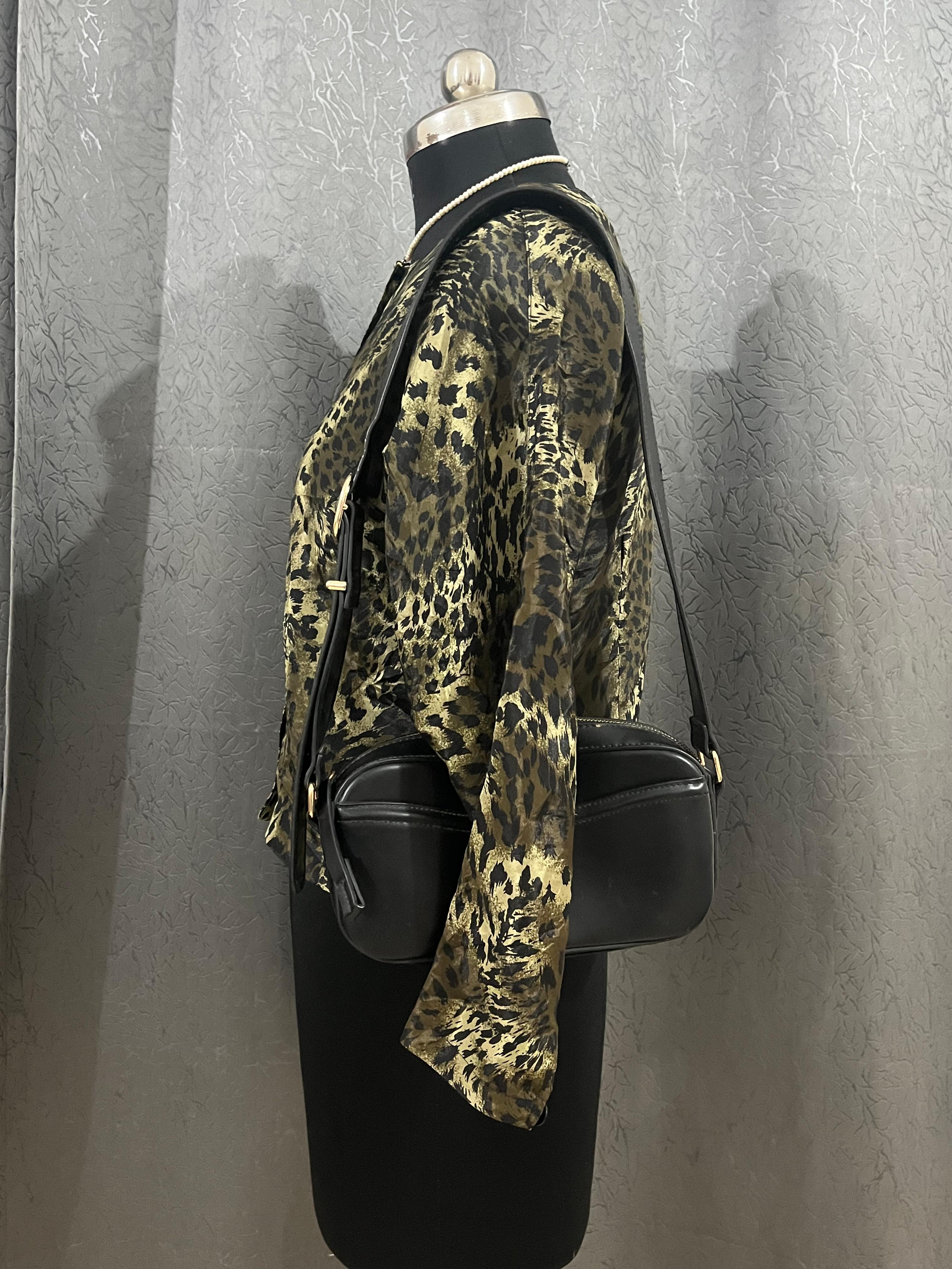 š Vintage Leopard Print Button-Up Blouse ā Size L