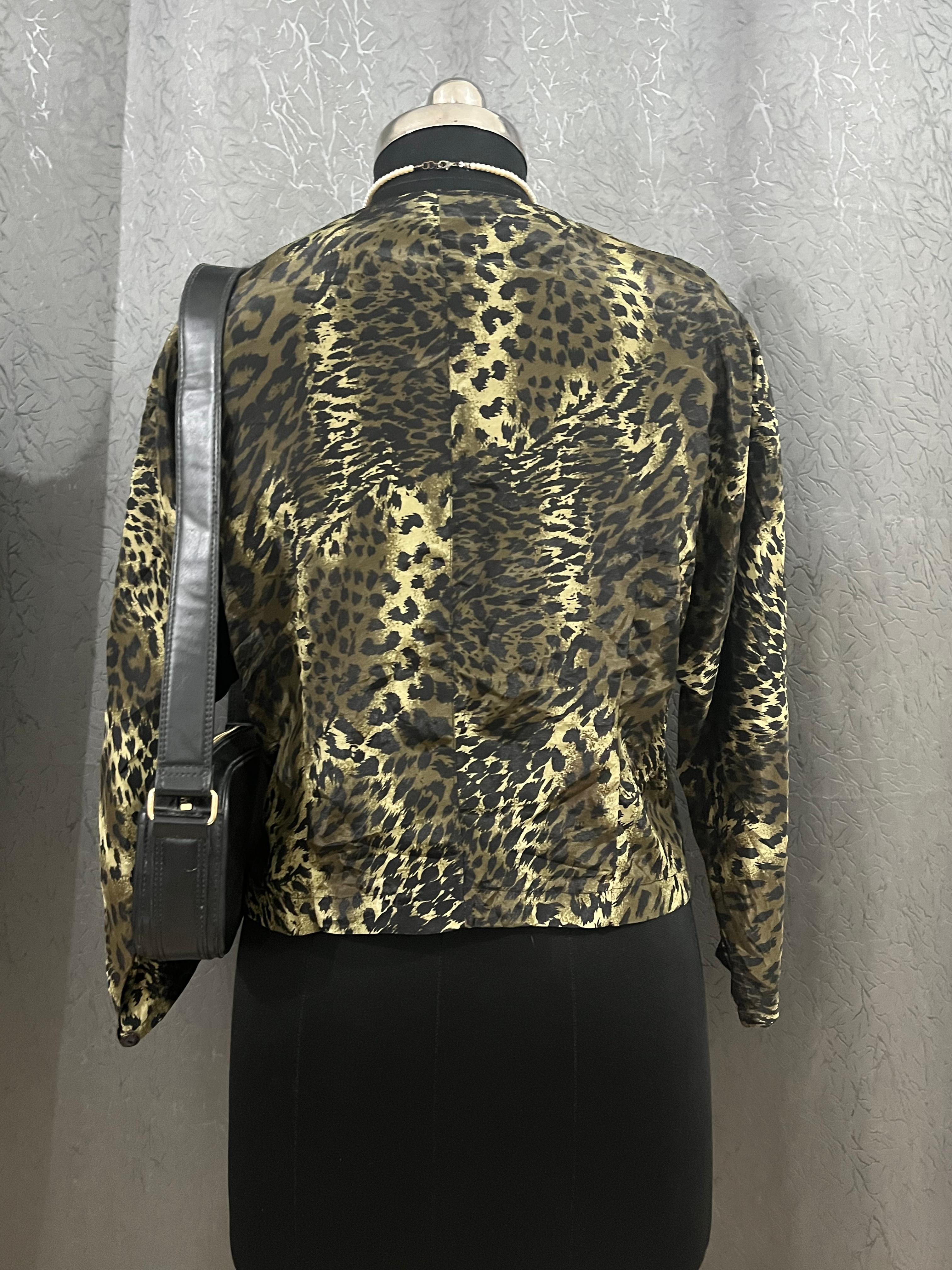 š Vintage Leopard Print Button-Up Blouse ā Size L