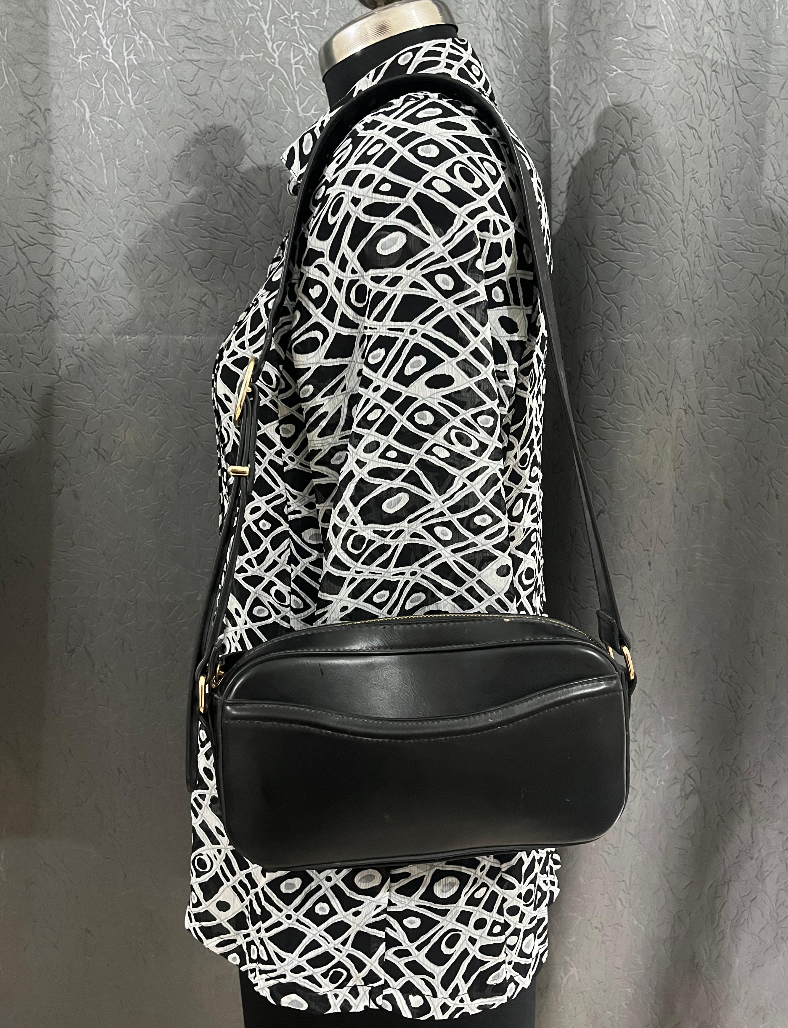 Vintage Abstract Black & White Shirt (Size M)