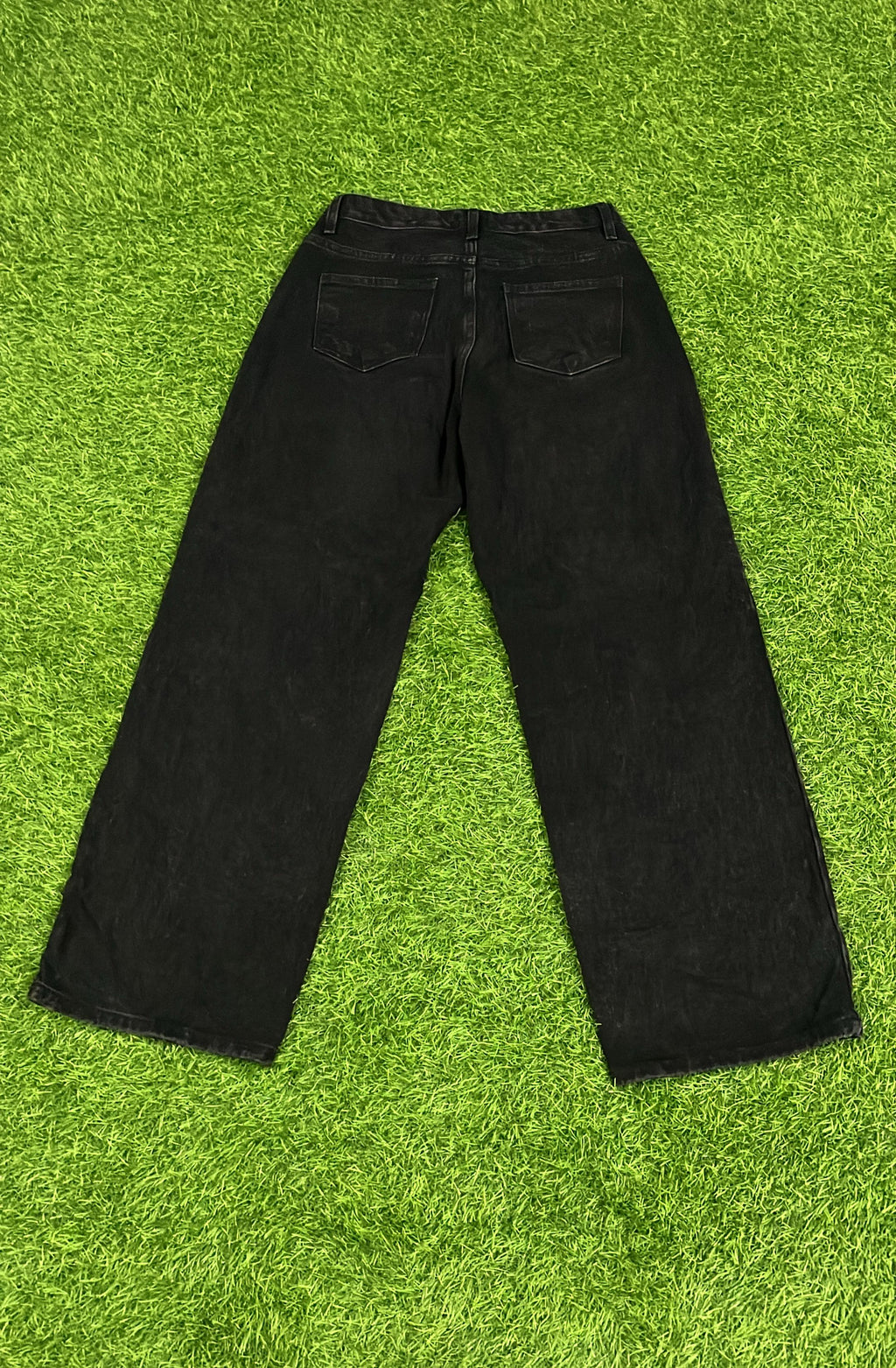 Classic Black Straight-Fit Denim – Timeless Wardrobe Staple