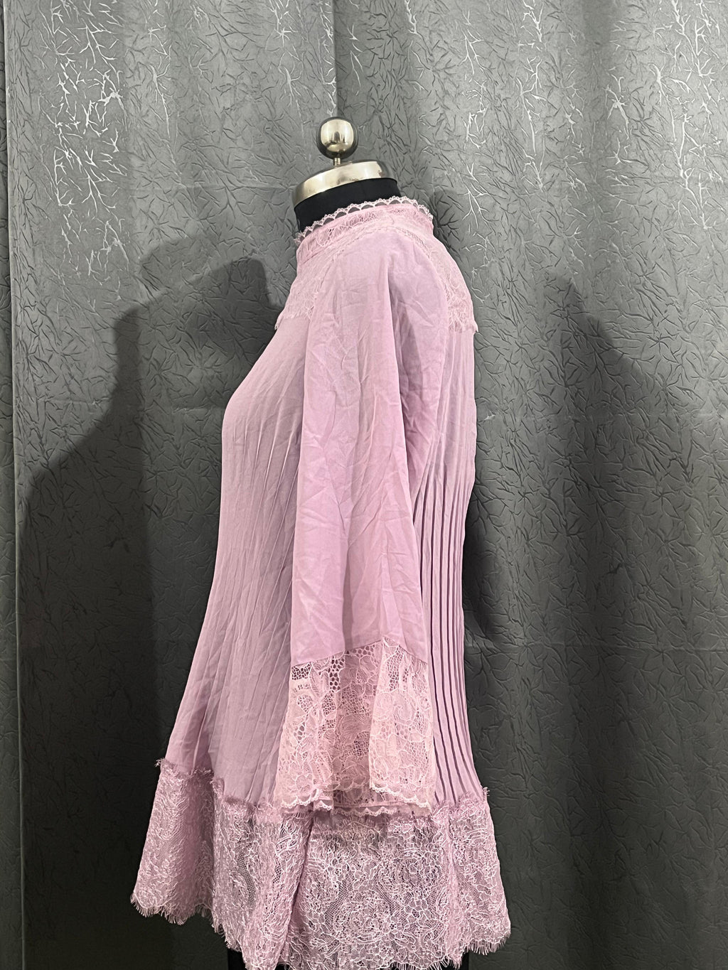 Lavender lace-detailed pleated tunic top (Size L)