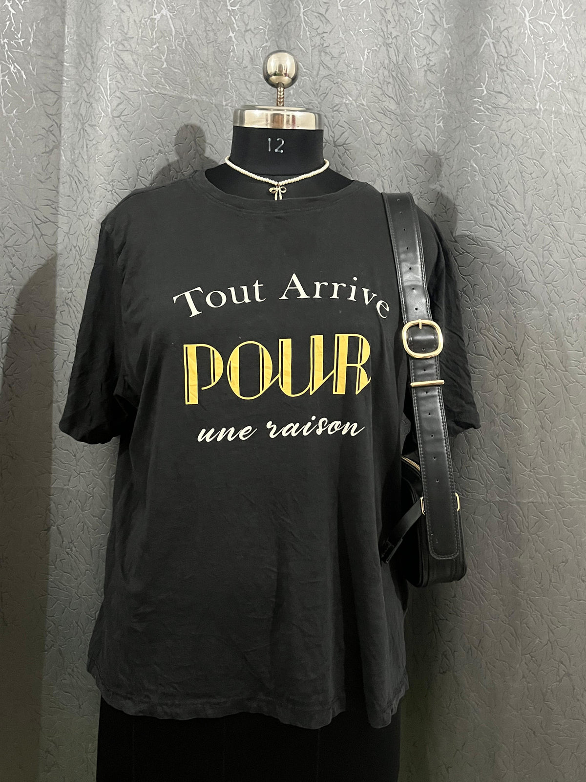 Black Oversized Graphic Tee – “Tout Arrive Pour Une Raison” (Size XL)
