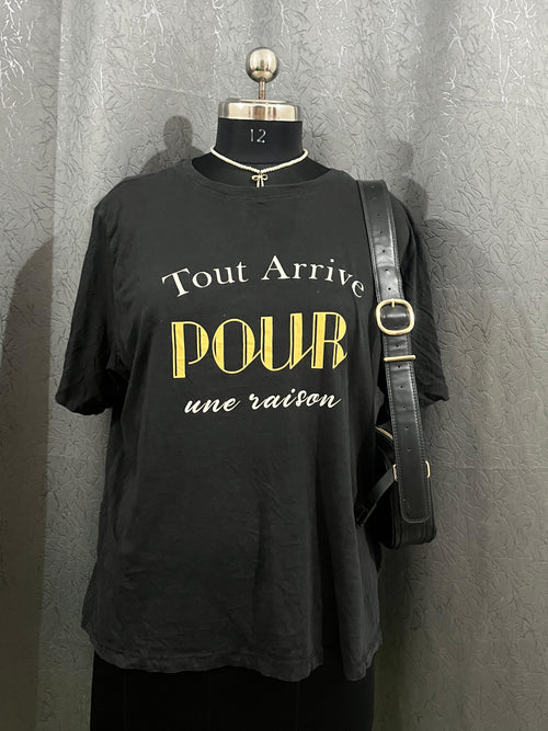 Black Oversized Graphic Tee – “Tout Arrive Pour Une Raison” (Size XL)