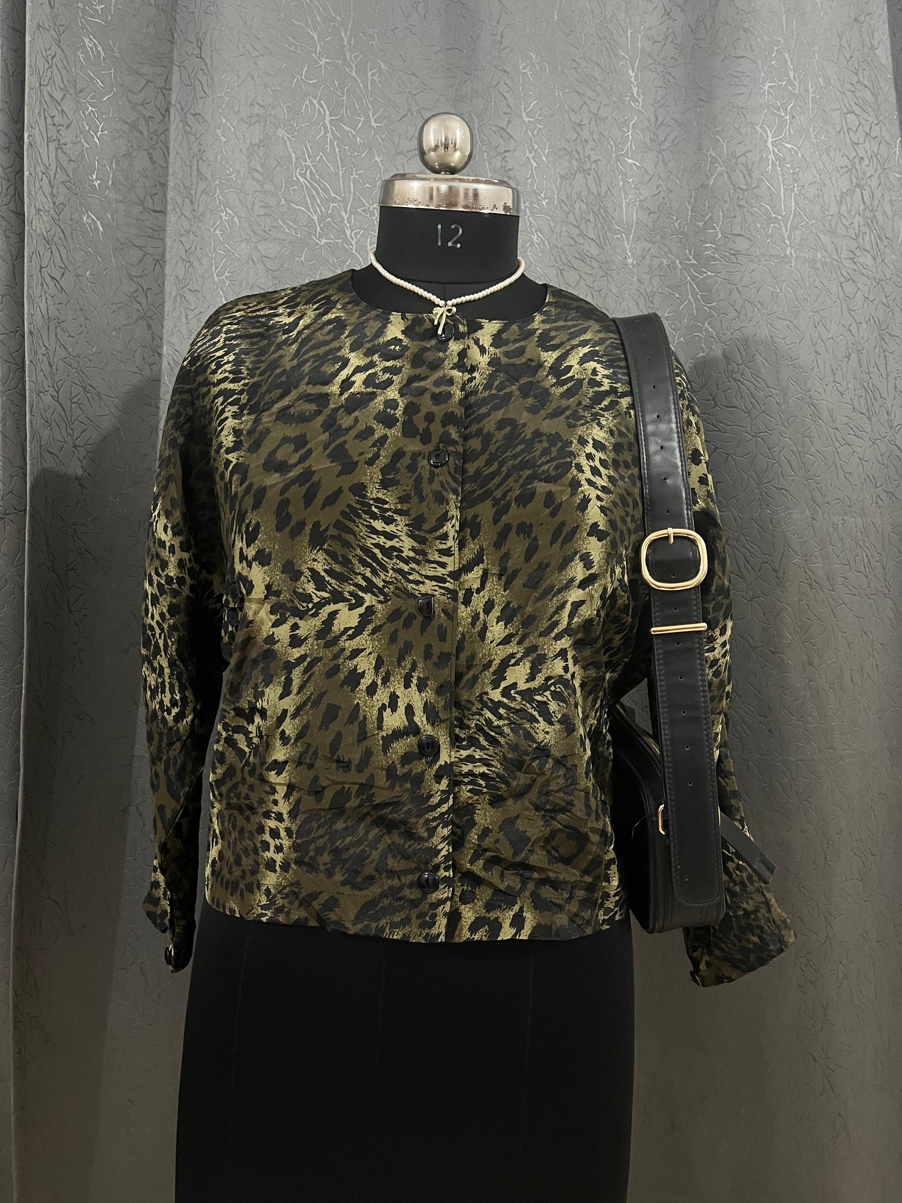 š Vintage Leopard Print Button-Up Blouse ā Size L