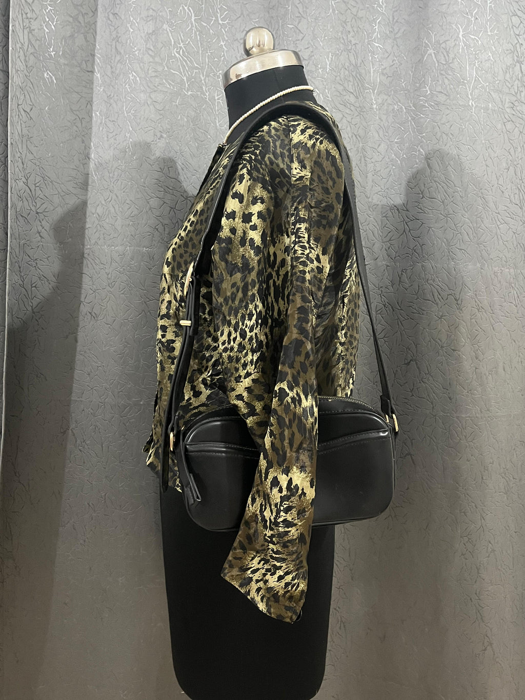 🐆 Vintage Leopard Print Button-Up Blouse – Size L